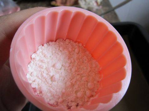 挖一勺手粉倒入模具内，晃几下