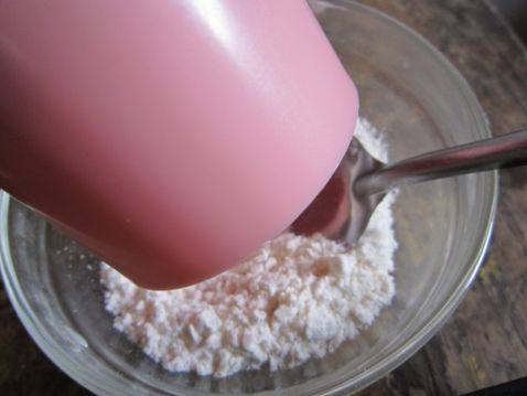 将模具内手粉倒出来