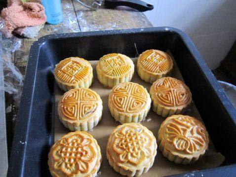 刷了一次蛋黄液取出的月饼坯子