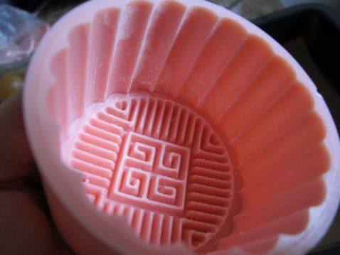  沾了一层薄薄的面粉，防粘