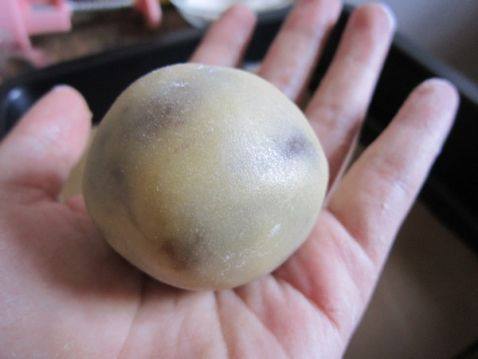 沾了一层面粉并搓过的月饼团