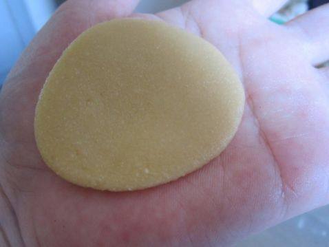 取一块皮，压扁