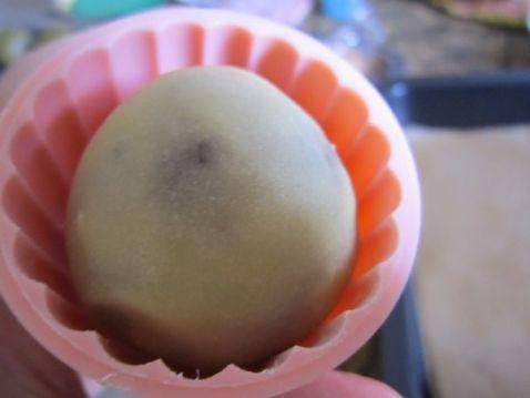 把月饼团放入沾过薄粉的模具内