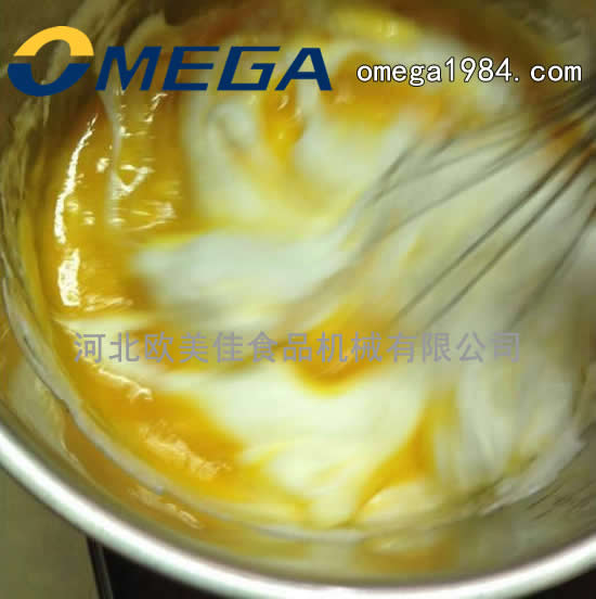 取1/3的蛋白放入蛋黄液中，以打蛋器搅拌均匀