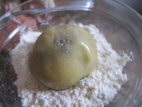 把月饼团放在手粉内，均匀的沾一层面粉