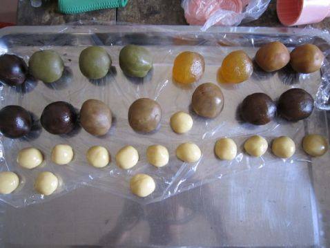 分割好并搓成团的馅与皮