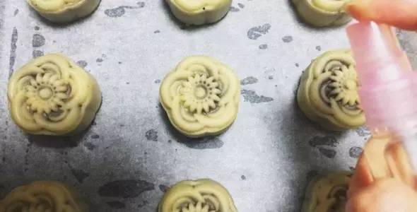 广式蛋黄月饼做法