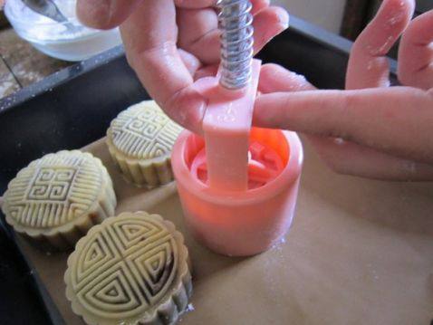 用力向下按模具