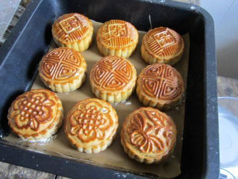 刚烤好的月饼，显得很干，很硬