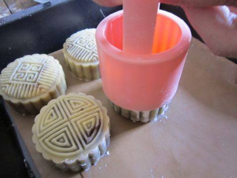 慢慢向下提模具