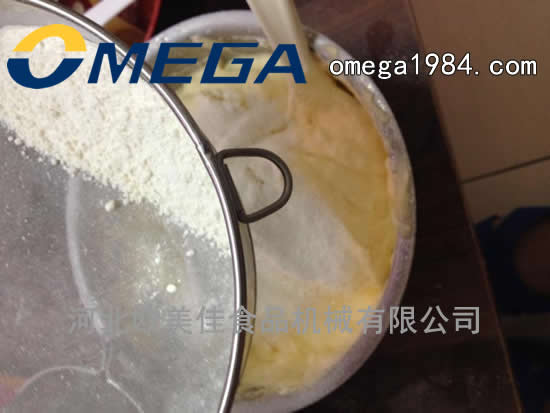 将高筋面粉分三次筛入结合好的蛋白中