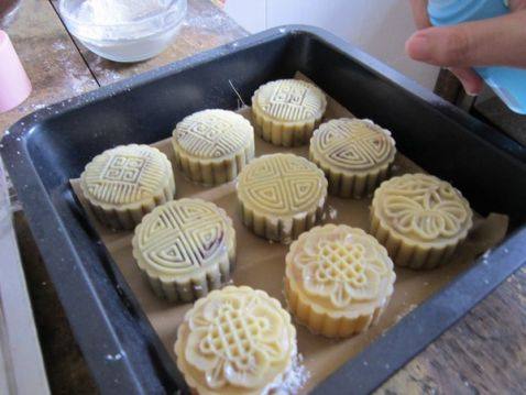 把喷好水的月饼送入预热好的烤箱内