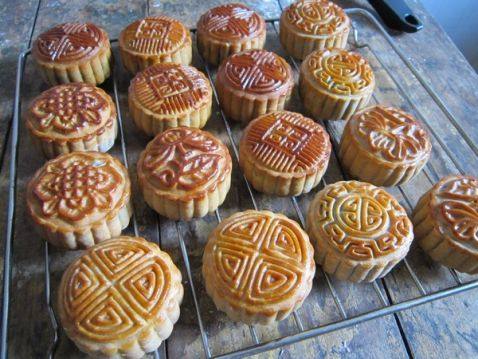 烤好的月饼，等待冷却