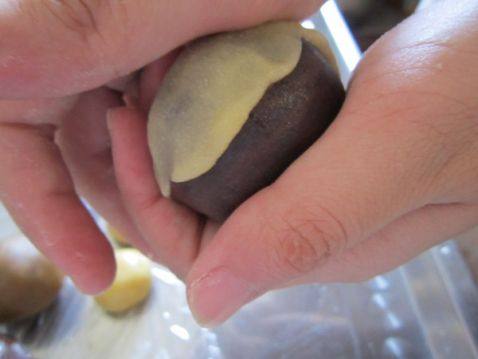 皮推到馅一半时，用翻过来，用手掌推赶皮