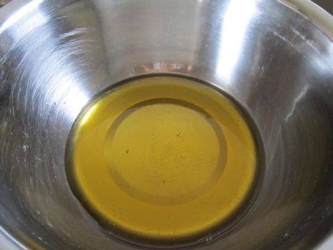 转化糖浆倒入容器内