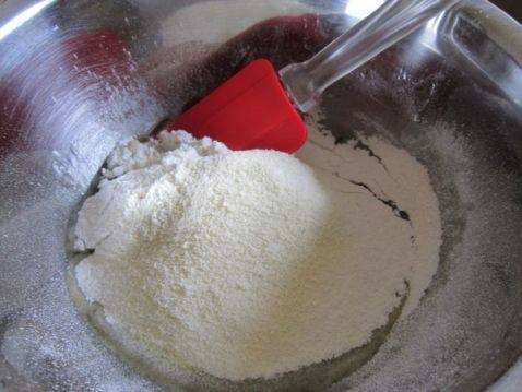 筛入中粉和奶粉并用刮刀拌均匀